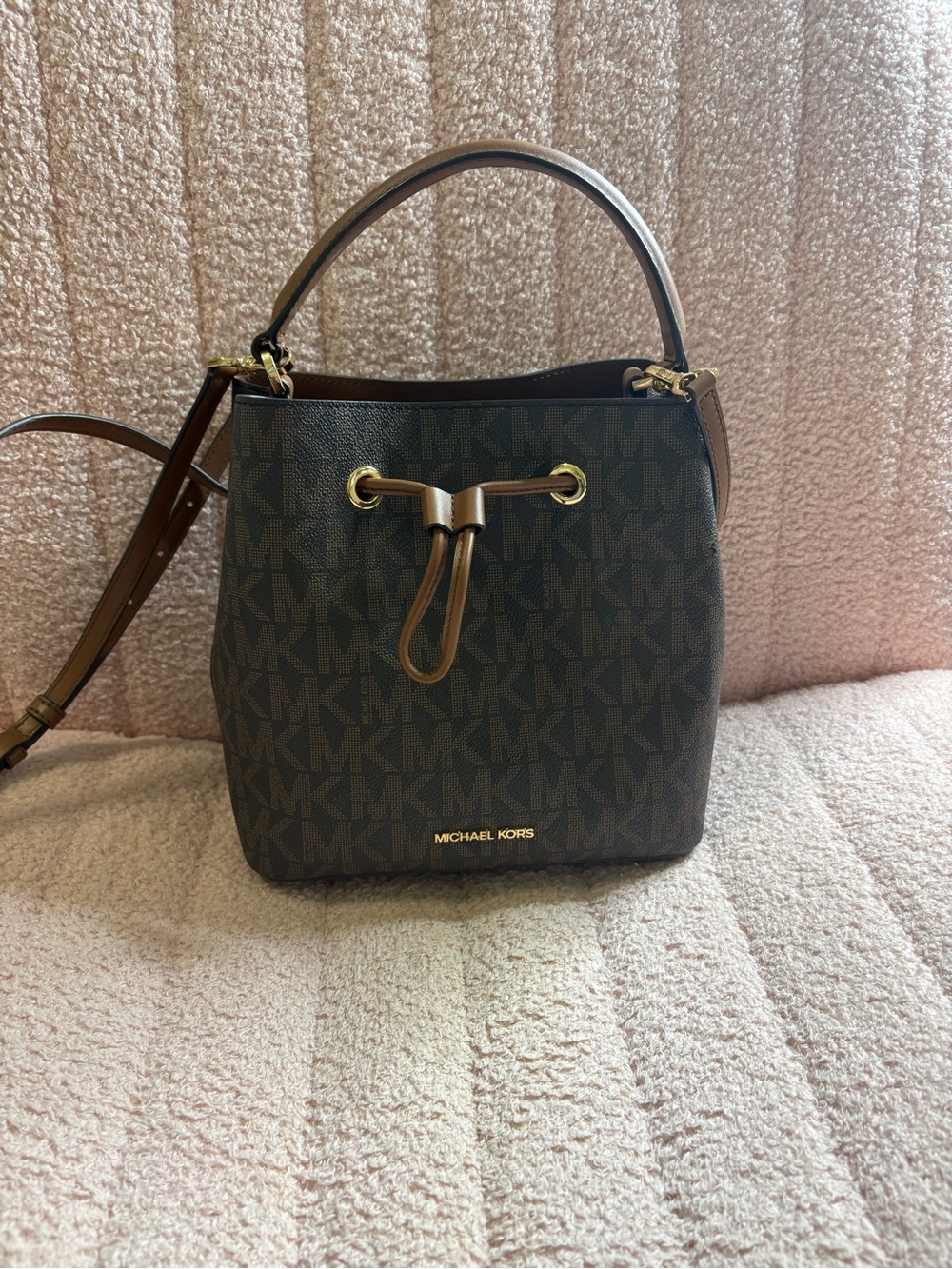 MICHAEL KORS- SURI BUCKET BAG